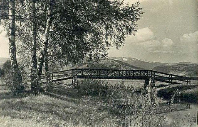 Widok na Karkonosze z Parku Fuellnera (Park Norweski). To miejsce prawie się nie zmieniło.