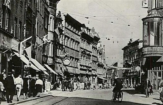 To samo miejsce 60 lat później już w polskiej Jeleniej Górze. Ulica 1 Maja.