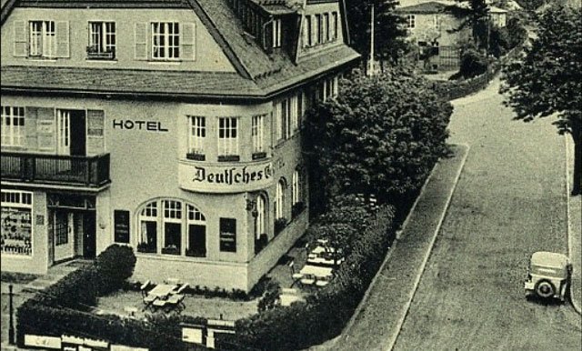 Hotel Deutsches Haus w Hermsdorfie (Sobieszów). Po wojnie hotele i pensjonaty wciąż były obsługiwane przez Niemców i zachowały swój charakter do momentu wielkiej „przeprowadzki“ obywateli z białymi opaskami za Odrę i Nys