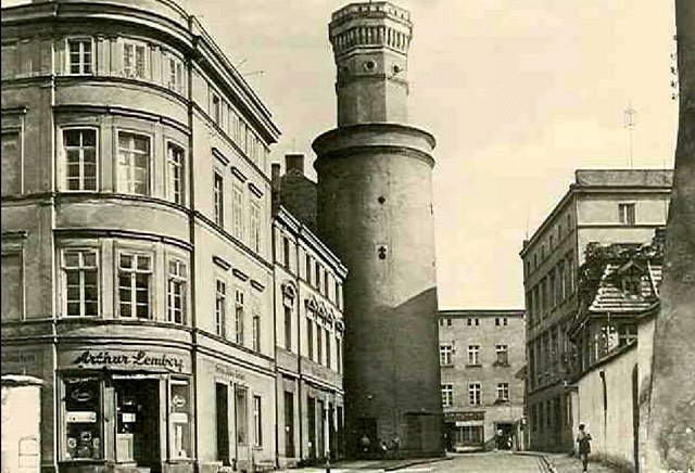 Zachowany, ale bez sklepów na parterze, róg ulic Jasnej i Podwala, w tle wyburzone w latach 60-tych kamienice przy ulicy Jasnej.
