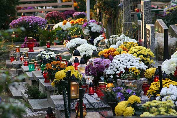 Smutne są groby bezimienne. Zapalmy i na nich choć jedno światełko.Na tysiącach grobów można się spotkać z wypisanymi w intencji pochowanych w nich zmarłych...