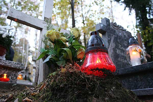 Jej też się udzielił melancholijny nastrój cmentarza.