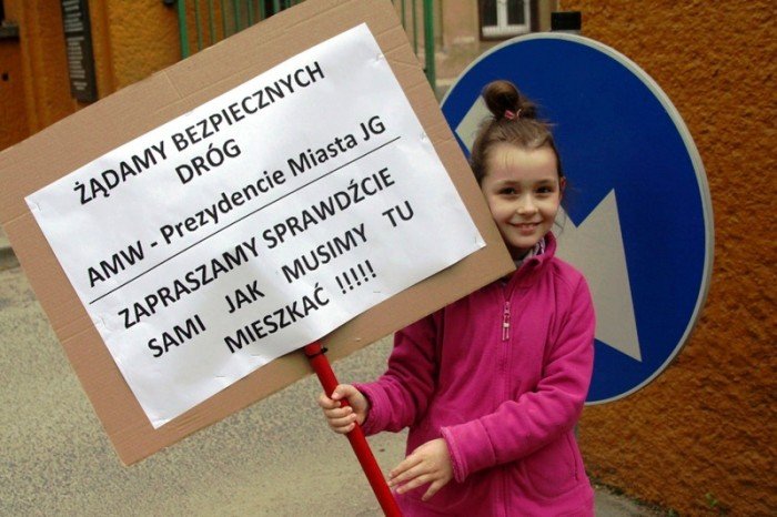 zablokowali-droge-w-walce-o-remont-swoich-ulic-foto-46657
