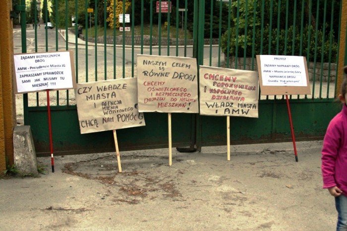 zablokowali-droge-w-walce-o-remont-swoich-ulic-foto-46657
