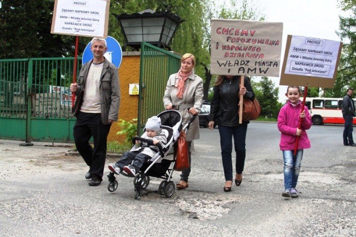 zablokowali-droge-w-walce-o-remont-swoich-ulic-foto-46657