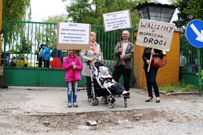 zablokowali-droge-w-walce-o-remont-swoich-ulic-foto-46657