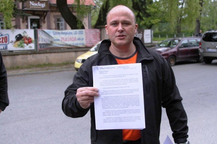 zablokowali-droge-w-walce-o-remont-swoich-ulic-foto-46657
