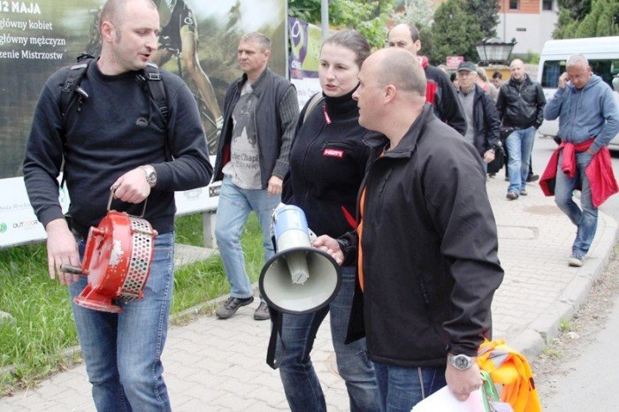 zablokowali-droge-w-walce-o-remont-swoich-ulic-foto-46657