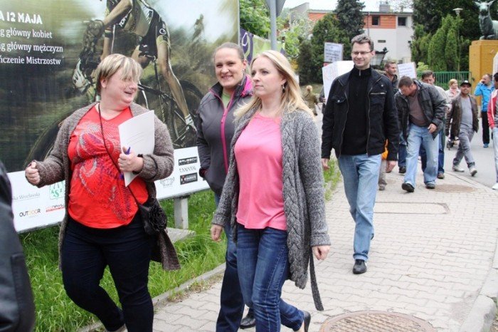 zablokowali-droge-w-walce-o-remont-swoich-ulic-foto-46657