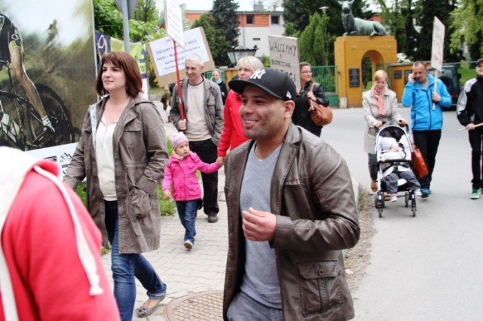 zablokowali-droge-w-walce-o-remont-swoich-ulic-foto-46657