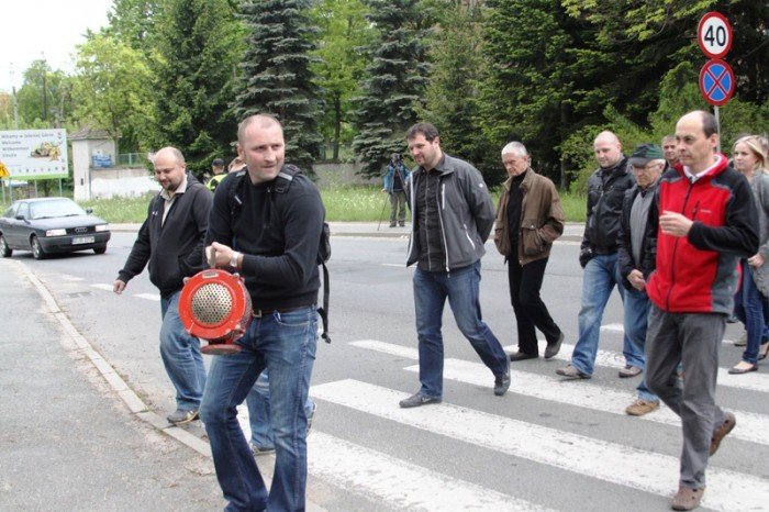 zablokowali-droge-w-walce-o-remont-swoich-ulic-foto-46657