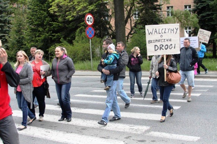 zablokowali-droge-w-walce-o-remont-swoich-ulic-foto-46657
