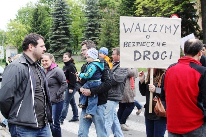 zablokowali-droge-w-walce-o-remont-swoich-ulic-foto-46657