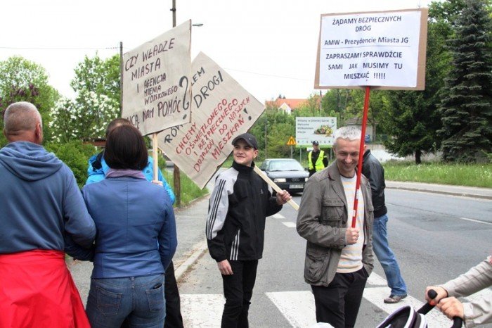 zablokowali-droge-w-walce-o-remont-swoich-ulic-foto-46657