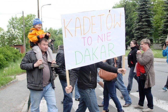 zablokowali-droge-w-walce-o-remont-swoich-ulic-foto-46657