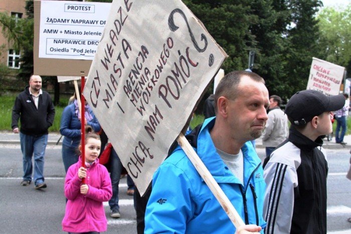 zablokowali-droge-w-walce-o-remont-swoich-ulic-foto-46657