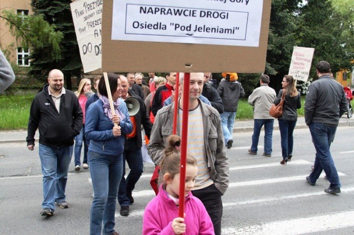 zablokowali-droge-w-walce-o-remont-swoich-ulic-foto-46657