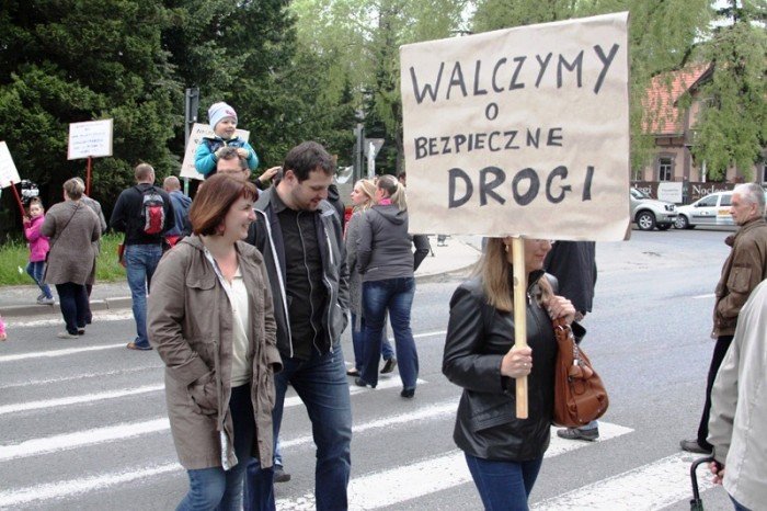 zablokowali-droge-w-walce-o-remont-swoich-ulic-foto-46657