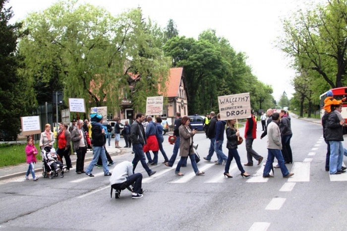 zablokowali-droge-w-walce-o-remont-swoich-ulic-foto-46657