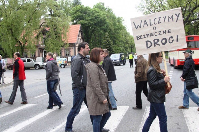 zablokowali-droge-w-walce-o-remont-swoich-ulic-foto-46657