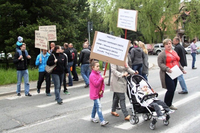 zablokowali-droge-w-walce-o-remont-swoich-ulic-foto-46657