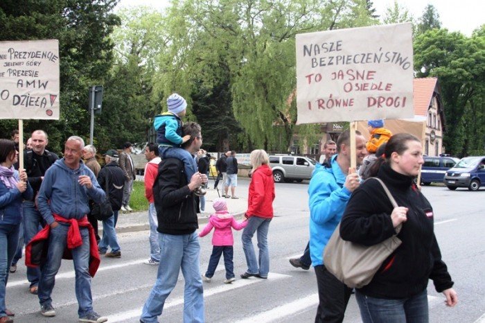 zablokowali-droge-w-walce-o-remont-swoich-ulic-foto-46657