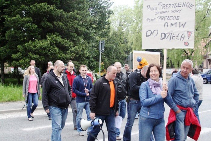 zablokowali-droge-w-walce-o-remont-swoich-ulic-foto-46657