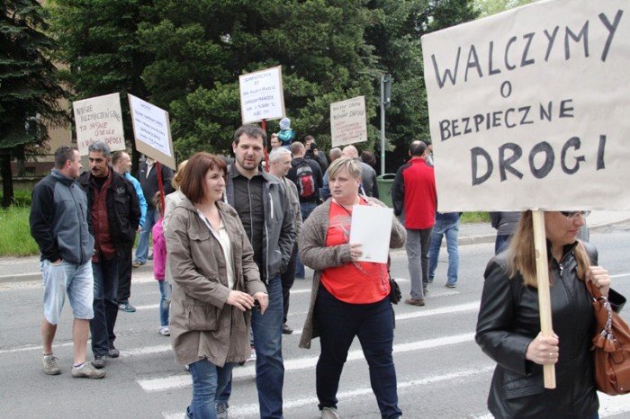 zablokowali-droge-w-walce-o-remont-swoich-ulic-foto-46657