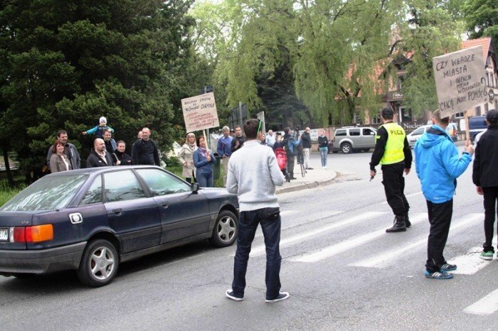 zablokowali-droge-w-walce-o-remont-swoich-ulic-foto-46657