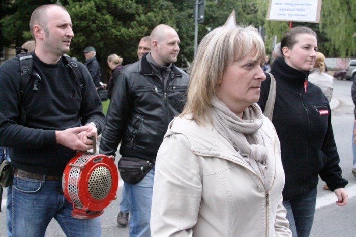 zablokowali-droge-w-walce-o-remont-swoich-ulic-foto-46657