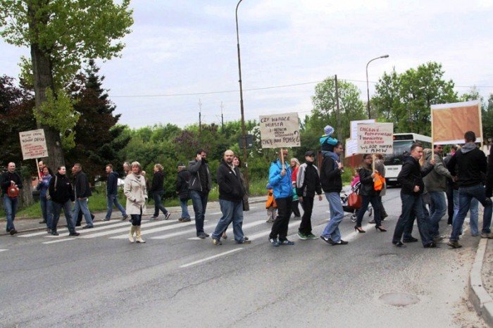 zablokowali-droge-w-walce-o-remont-swoich-ulic-foto-46657