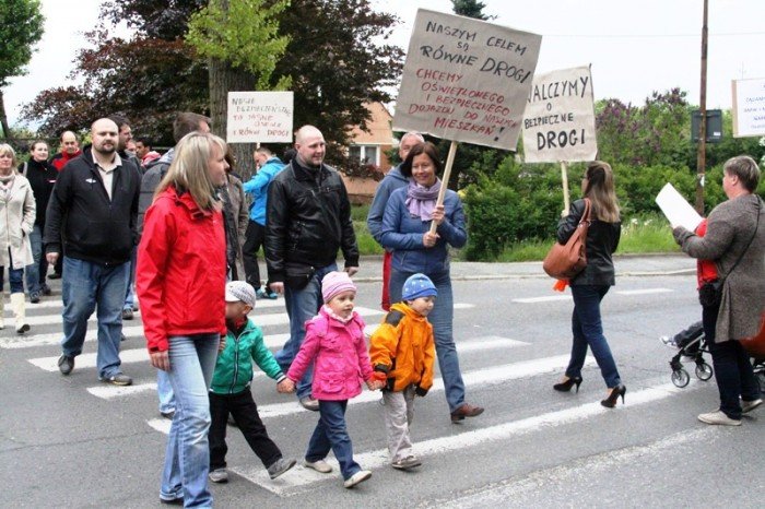zablokowali-droge-w-walce-o-remont-swoich-ulic-foto-46657