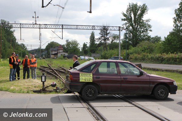zderzenie-pociagu-z-autem-w-cieplicach-pokaz-ku-przestrodze-foto-46658