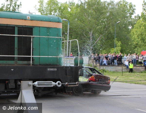 zderzenie-pociagu-z-autem-w-cieplicach-pokaz-ku-przestrodze-foto-46658