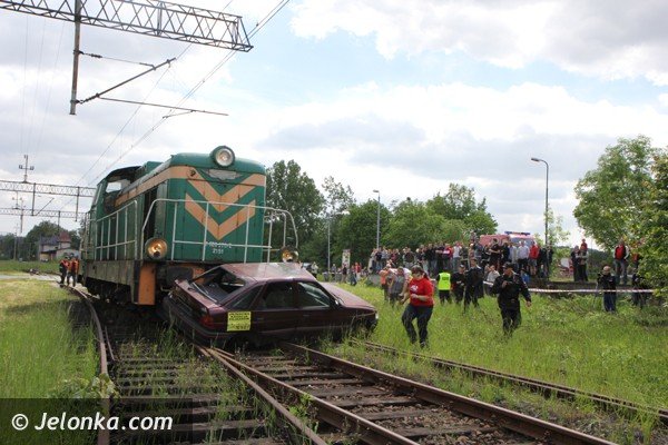 zderzenie-pociagu-z-autem-w-cieplicach-pokaz-ku-przestrodze-foto-46658