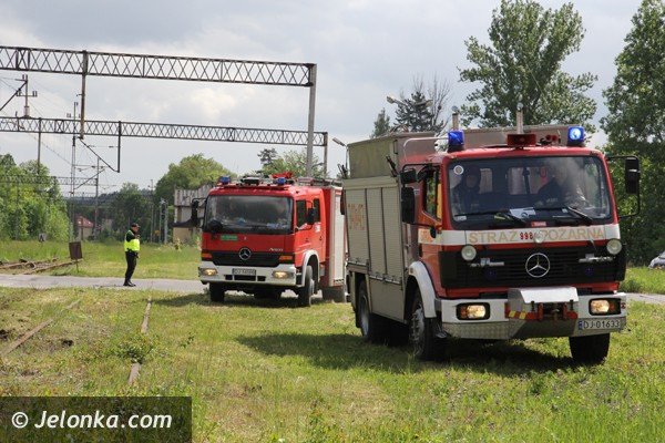 zderzenie-pociagu-z-autem-w-cieplicach-pokaz-ku-przestrodze-foto-46658