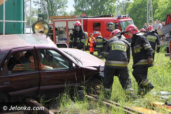 zderzenie-pociagu-z-autem-w-cieplicach-pokaz-ku-przestrodze-foto-46658