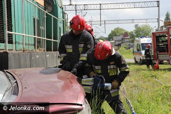 zderzenie-pociagu-z-autem-w-cieplicach-pokaz-ku-przestrodze-foto-46658