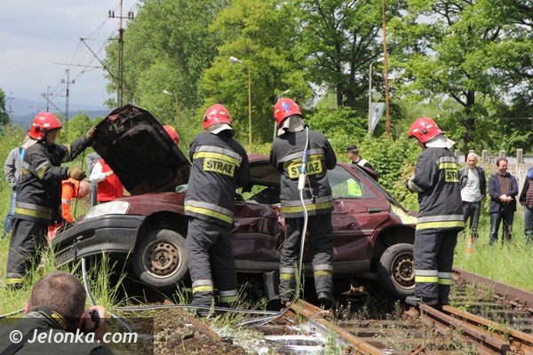 zderzenie-pociagu-z-autem-w-cieplicach-pokaz-ku-przestrodze-foto-46658