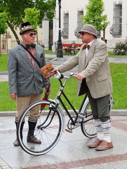 cyklisci-paradowali-retro-i-osobliwie-foto-46709