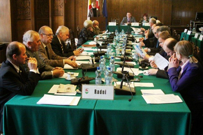 burzliwa-sesja-rady-o-przyszosci-jeleniej-gory-i-sprawach-zalegych-foto-46729