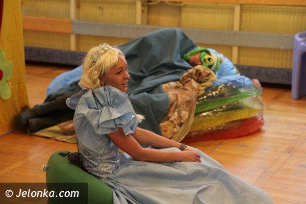 w-okraglaczku-rodzice-zagrali-spektakl-dla-swoich-pociech-foto-46730