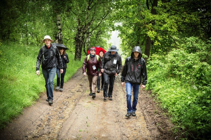 poszukiwali-skarbow-w-deszczu-foto-46809
