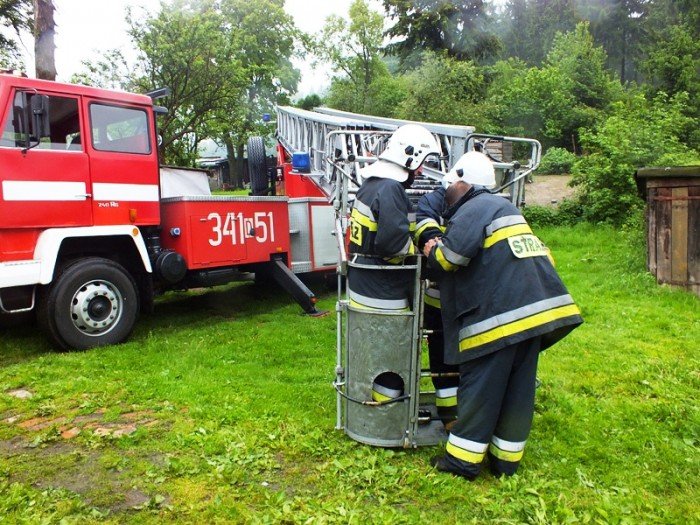strazacy-i-mieszkancy-uratowali-bocianiego-pisklaka-foto-46849