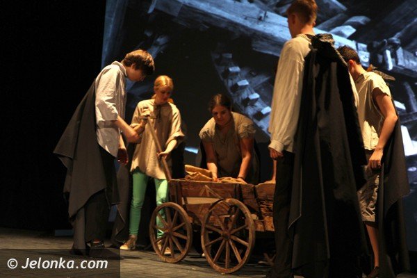 uczniowie-zeroma-graja-w-teatrze-modziezy-trzech-krajow-foto-46865