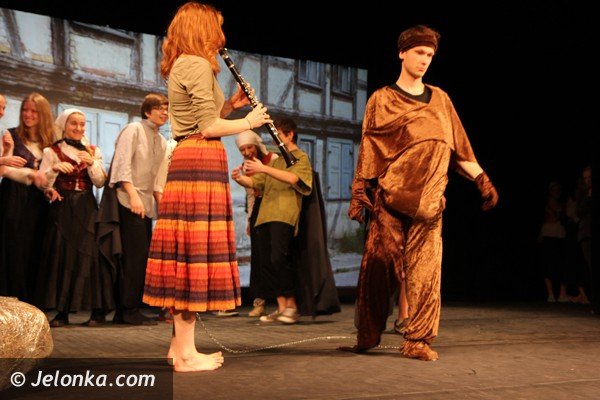 uczniowie-zeroma-graja-w-teatrze-modziezy-trzech-krajow-foto-46865