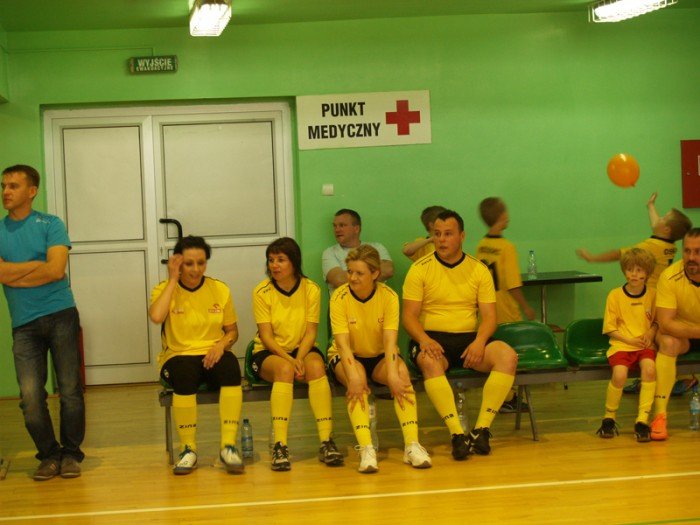 wielki-mecz-przyjacio-piki-noznej-przy-ul-zotniczej-foto-47021