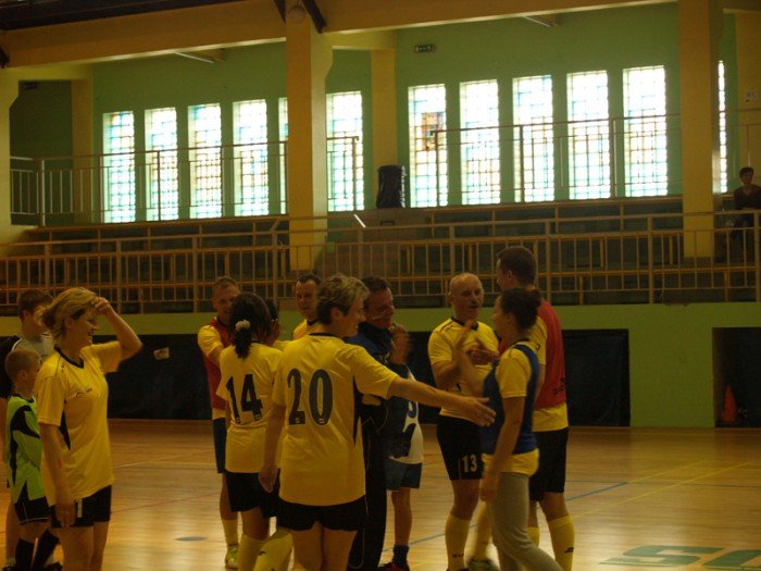 wielki-mecz-przyjacio-piki-noznej-przy-ul-zotniczej-foto-47021