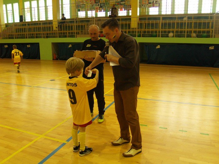 wielki-mecz-przyjacio-piki-noznej-przy-ul-zotniczej-foto-47021
