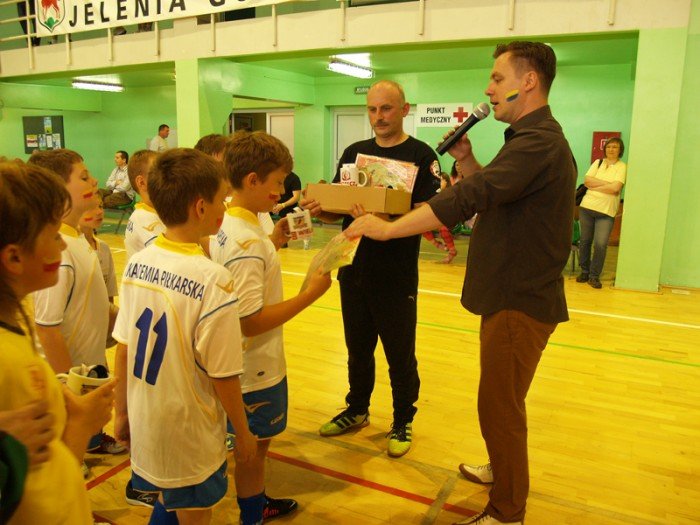 wielki-mecz-przyjacio-piki-noznej-przy-ul-zotniczej-foto-47021